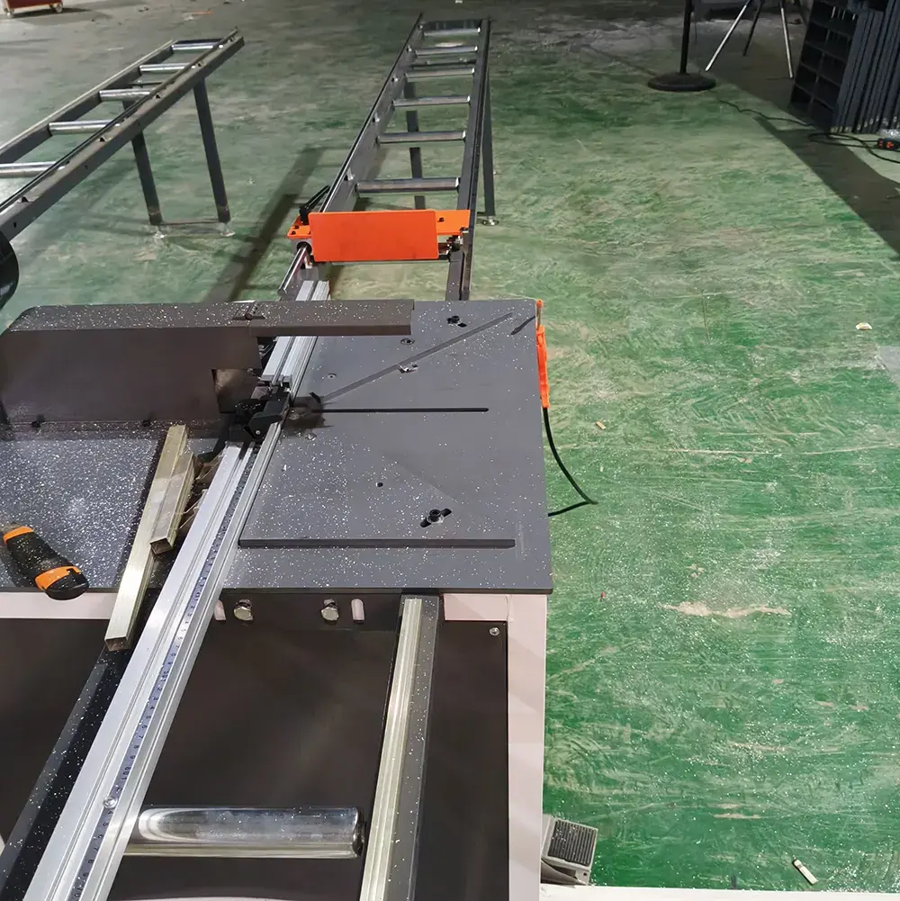 giá đỡ máy cắt nhôm