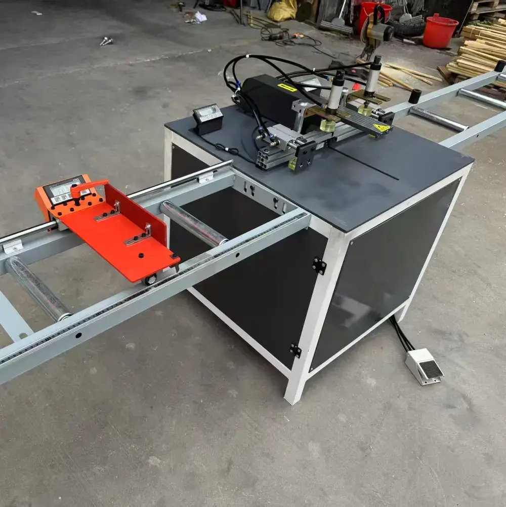 giá đỡ máy cắt nhôm