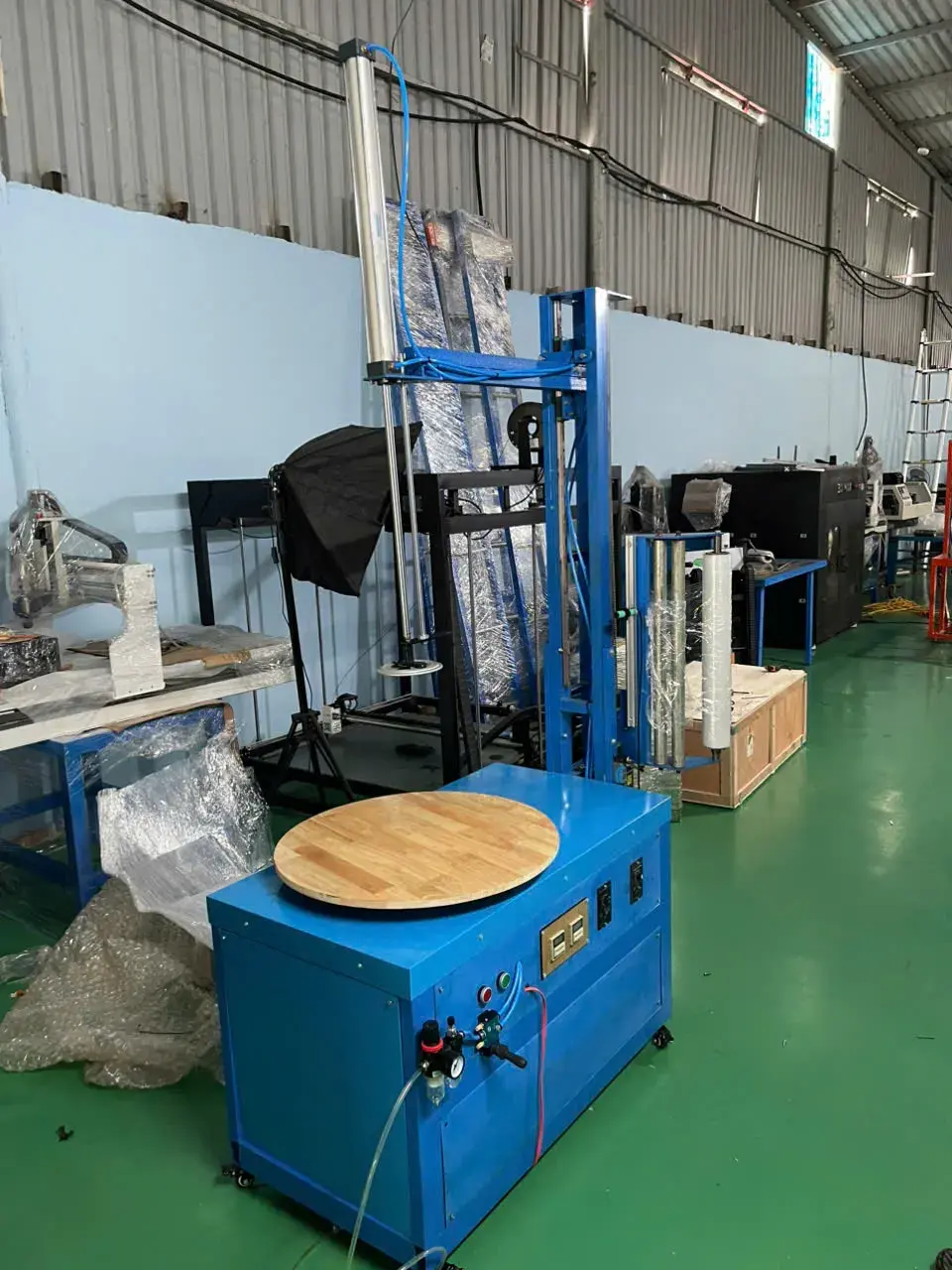 máy quấn màng co tự động