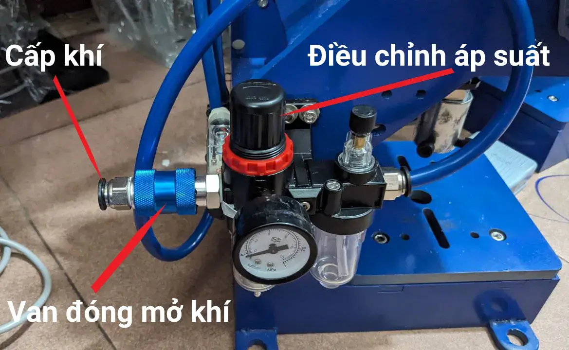 cấp khí vào máy đột dập